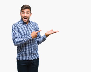 Yakışıklı delikanlı üzerinden hayran ve el ile sunulması ve parmak ile işaret ederken kameraya gülümseyen izole arka plan.