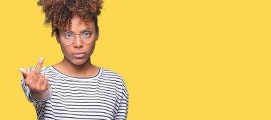 Güzel genç Afro-Amerikan kadın izole arka plan gösteren orta parmak, kaba ve kaba siktir git ifade üzerinde gözlük