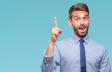 Genç yakışıklı iş adamı ile başarılı fikir parmağı yukarıyı izole arka plan üzerinde. Çıktıktan ve mutlu. Bir numara.