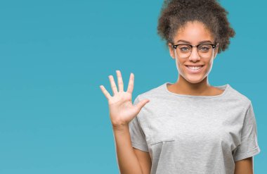Genç afro Amerikalı kadın gözlük gösterilen ve parmakları ile işaret izole arka plan üzerinde kendinden emin ve mutlu gülümseyerek süre 5 numara.