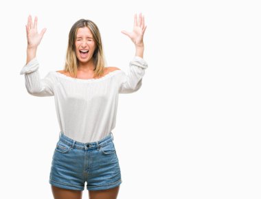 Genç güzel kadın yüzünden kızgın ve silah ile başarı için deli kutluyor izole arka plan ortaya çıkar ve heyecanlı çığlık gözler kapalı. Kazanan kavramı