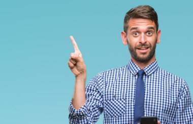 Genç atlatmışsınız adam manifatura izole arka tarafına el ve parmak ile işaret çok mutlu üzerinde Smartphone kullanarak ileti gönderme