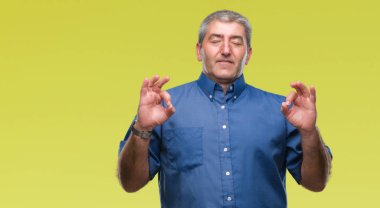 Yakışıklı komuta sizde izole arka plan üzerinde dinlenmek ve gülümseyen gözlerle parmak ile meditasyon jest yapıyor kapalı. Yoga kavramı.