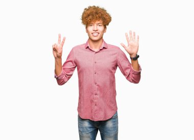 Gösterilen ve parmakları ile işaret afro saçlı Genç yakışıklı iş adamı kendinden emin ve mutlu gülümseyerek süre yedi numara.
