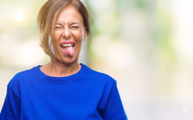 Orta yaş dilini izole arka plan üzerine İspanyol kadın kıdemli out komik ifade ile mutlu. Duygu kavramı.