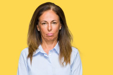 Güzel orta yaş iş yetişkin kadın izole arka plan yüzünden depresyona ve kızgın ve korkmuş ağlıyor sıkıntı için endişeleniyorum. Üzgün ifade.