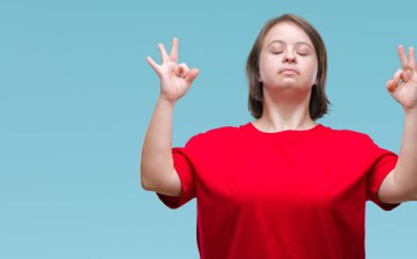 Down sendromlu izole arka plan üzerinde Genç Yetişkin kadın rahatla ve gülümseyen gözlerle kapalı parmak jestle meditasyon yapıyor. Yoga kavramı.