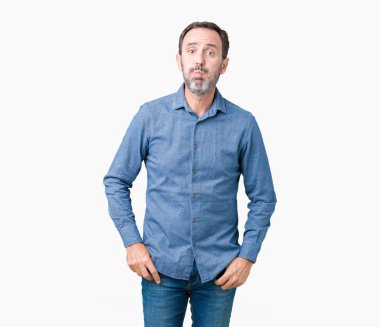 Yakışıklı orta yaş komik surat ile yanakları şişirme izole arka plan üzerinde zarif komuta sizde. Ağız ile hava, deli ifade şişirilmiş.