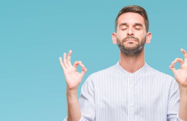 Yakışıklı delikanlı izole arka plan üzerinde dinlenmek ve gülümseyen gözlerle parmak ile meditasyon jest yapıyor kapalı. Yoga kavramı.