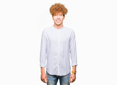 Yüzünde mutlu ve güzel bir gülümseme ile şık gömlek giymiş afro saçlı Genç yakışıklı iş adamı. Şanslı kişi.