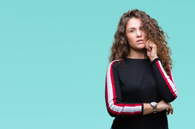 Rahat giyen güzel genç esmer kıvırcık saçlı kız çene düşünme hakkında soru, dalgın ifade üzerine el ile izole arka plan bakın. Düşünceli yüzüyle gülümsüyor. Şüphe kavramı.