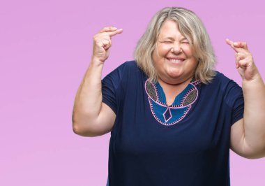 Umut ve gözleri kapalı geçiş parmaklarıyla gülümseyen izole arka plan üzerinde beyaz kadın kıdemli artı boyutu. Şans ve batıl kavramı.