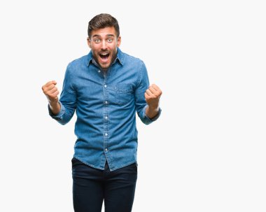 İzole arka plan kutlama üzerinde genç yakışıklı adam şaşırttı ve başarı için kaldırdı kollarını açarak hayret ve gözleri açık. Kazanan kavramı.