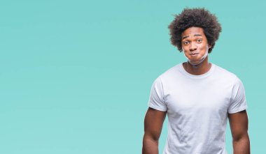 Komik surat ile yanakları şişirme izole arka plan üzerinde Afro Amerikalı adam. Ağız ile hava, deli ifade şişirilmiş.