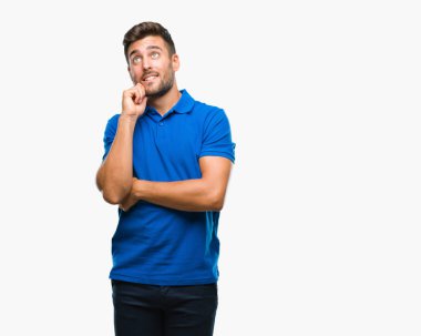 Yakışıklı delikanlı çene düşünme hakkında soru, dalgın ifade üzerine el ile izole arka plan üzerinde. Düşünceli yüzüyle gülümsüyor. Şüphe kavramı.