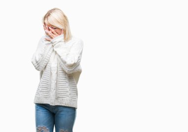 Kış kazak ve gözlük yüz eller ile ağlayarak süre kapsayan üzgün ifade ile izole arka plan üzerinde giyen genç güzel sarışın kadın. Depresyon kavramı.