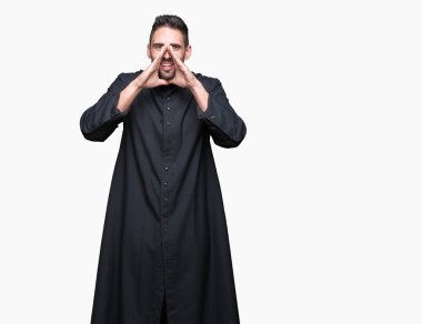 Genç Hıristiyan rahip ağzını elleriyle sesle kızgın bağırarak izole arka plan üzerinde