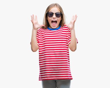 Genç güzel kız üzerinde güneş gözlüğü takıyor deli kutluyor arka plan izole ve silah ile başarı için yükseltilmiş ve açık gözleri heyecanlı çığlık hayrete düşürdü. Kazanan kavramı