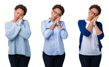 Uyku yorgun hayal ve ellerle birlikte poz ile kapalı gözler gülümseyen izole arka plan üzerinde afro saçlı genç Afro-Amerikan kadın.