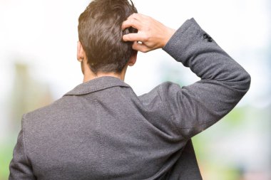 İzole arka plan geriye düşünme hakkında şüphe ile baş taraftan üzerinde gözlük takan genç iş adamı