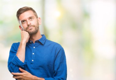 Yakışıklı delikanlı çene düşünme hakkında soru, dalgın ifade üzerine el ile izole arka plan üzerinde. Düşünceli yüzüyle gülümsüyor. Şüphe kavramı.