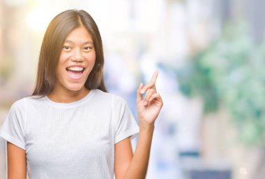 Genç Asyalı kadın ile başarılı fikir parmağı yukarıyı izole arka plan üzerinde. Çıktıktan ve mutlu. Bir numara.