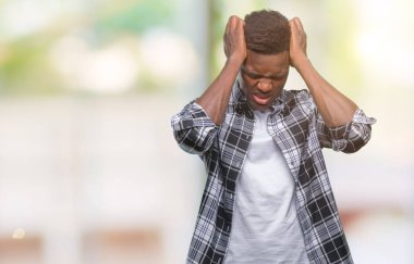 Genç Afro-Amerikan adam çünkü umutsuz ve stresli baş ağrısı acı izole arka plan üzerinde ağrı ve migren. Ellerini kafasına.