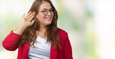 Artı boyutu genç iş kadını giyen güzel şık ceket ve izole arka plan ile gülümseyen üzerinde gözlük bir işitme söylenti ya da dedikodu için dinleme kulak teslim. Sağırlık kavramı.