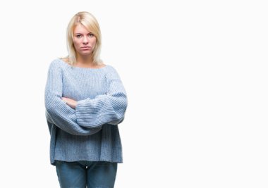 İzole arka plan şüpheci ve sinir, onaylamayan ifade yüz çapraz kolları üzerinde kış kazak giyen genç güzel sarışın kadın. Negatif kişi.