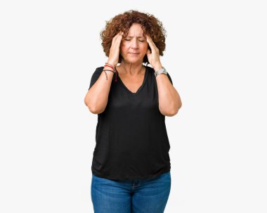 Güzel orta ager üst düzey kadın izole arka plan baş baş ağrısı için el ile çünkü stres. Migren muzdarip.