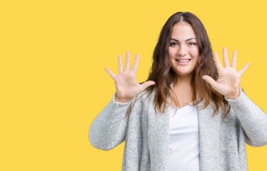 Parmakları ile number ten kendinden emin ve mutlu gülümseyerek süre güzel artı boyutu genç kadın giyiyor kış ceket ve yukarıyı gösteren izole arka plan üzerinde.