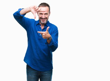 Orta yaş elle yapma çerçeve ve parmakları ile mutlu yüz gülümseyen izole arka plan üzerinde ağarmış komuta sizde. Yaratıcılık ve Fotoğrafçılık kavramı.