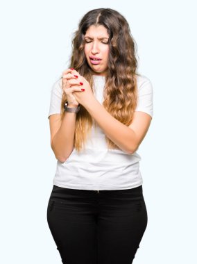 Casual beyaz t-shirt giyen genç güzel kadın acı elleri ve parmakları, artrit inflamasyon