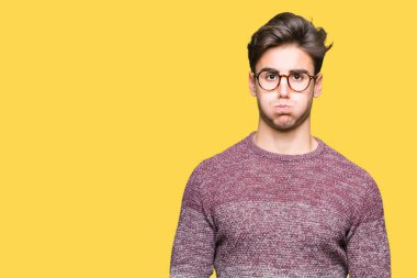 Komik surat ile yanakları şişirme izole arka plan üzerinde gözlük takan yakışıklı delikanlı. Ağız ile hava, deli ifade şişirilmiş.