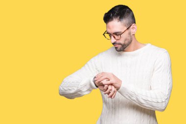 Kol saati, rahat ve kendinden emin zamanında kontrol izole arka plan üzerinde gözlük takan genç yakışıklı adam