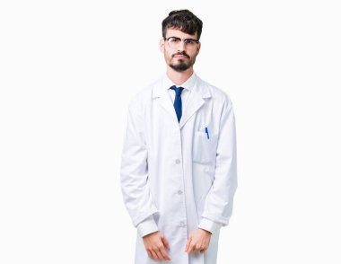 Depresif izole arka plan üzerinde beyaz önlük ve sıkıntı, endişe giyen genç profesyonel bilim adam kızgın ve korkmuş ağlıyor. Üzgün ifade.