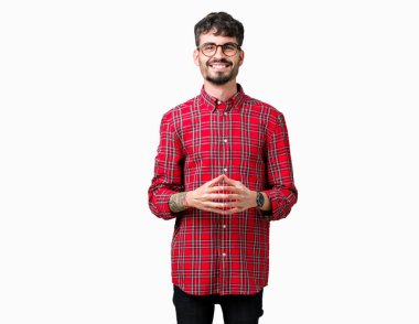 Arka plan eller üzerinde gözlük takan genç yakışıklı adam birlikte izole ve rahat ve neşeli gülümseyen parmak çarpı işareti. Başarı ve iyimser