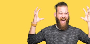 Genç Sarışın çılgın ve başarı için hayran kaldırdı kollarını açarak rahat kazak kutluyor giyen adam ve heyecanlı çığlık gözleri açık. Kazanan kavramı