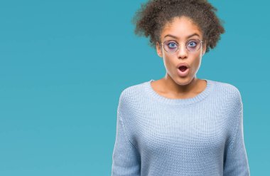 Korkuyor ve şok sürpriz ifade, korku ve heyecan yüz ile izole arka plan üzerinde gözlük takan genç afro Amerikalı kadın.