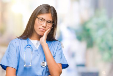 Genç Asyalı doktor kadın yorgun ve bıkkın ile depresyon sorun Çapraz kollar ile seyir düşünüyorum izole arka plan.