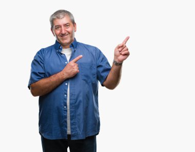 Gülümseyen ve iki elleri ve parmakları ile tarafına işaret kamera bakarak izole arka plan üzerinde üst düzey yakışıklı.