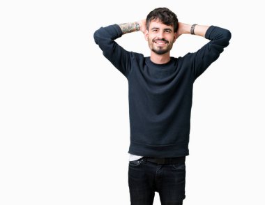 İzole genç yakışıklı adam arka plan dinlenirken ve germe kollar ve eller baş ve boyun arkasında ile mutlu gülümseyerek