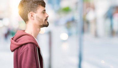 Yakışıklı delikanlı izole arka tarafına, seyir üzerinde dinlenmek doğal yüz emin gülümseme ile pozuyla profili.