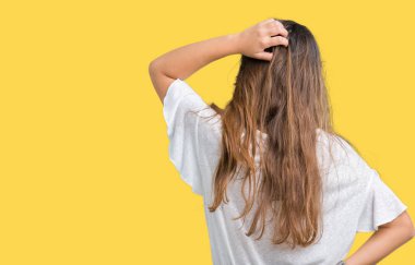 Genç güzel esmer iş kadını izole arka plan geriye düşünme hakkında şüphe kafasına el ile üzerinden