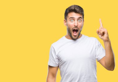 Yakışıklı delikanlı ile başarılı fikir parmağı yukarıyı izole arka plan üzerinde. Çıktıktan ve mutlu. Bir numara.