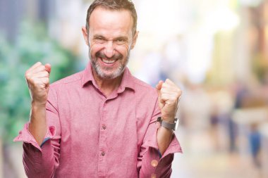 İzole arka plan kutlama üzerinde orta yaş ağarmış komuta sizde şaşırttı ve başarı için kaldırdı kollarını açarak hayret ve gözleri açık. Kazanan kavramı.