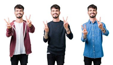 Kolaj bir zafer işareti yapıyor parmak gösterilen kamera seyir gülümseyen izole arka plan üzerinde genç adam. İki numaralı.