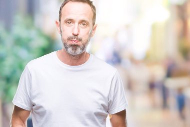 Komik surat ile yanakları şişirme izole arka plan üzerinde beyaz t-shirt giyen orta yaş ağarmış komuta sizde. Ağız ile hava, deli ifade şişirilmiş.