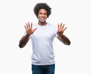 Gösterilen ve parmakları ile işaret izole arka plan üzerinde Afro Amerikalı adam numara 9 kendinden emin ve mutlu gülümseyerek süre.