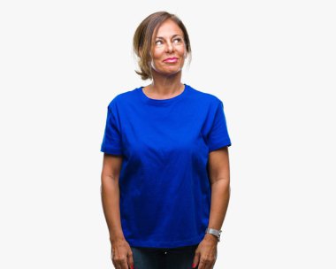 Orta yaş üst düzey İspanyol kadın görünümlü yan ve dik dik bakma uzağa düşünce gülümseyen izole arka plan.